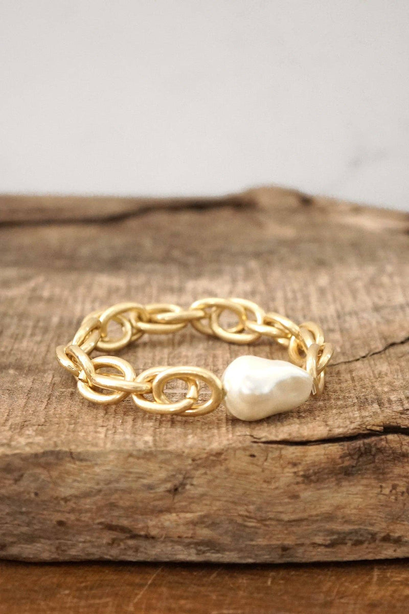 Chunky Chain with a large pearl Bracelet in Worn Gold