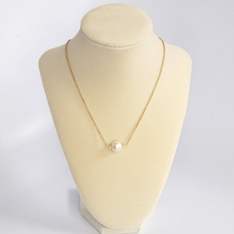 Short dainty necklace with a Pearl in gold tone