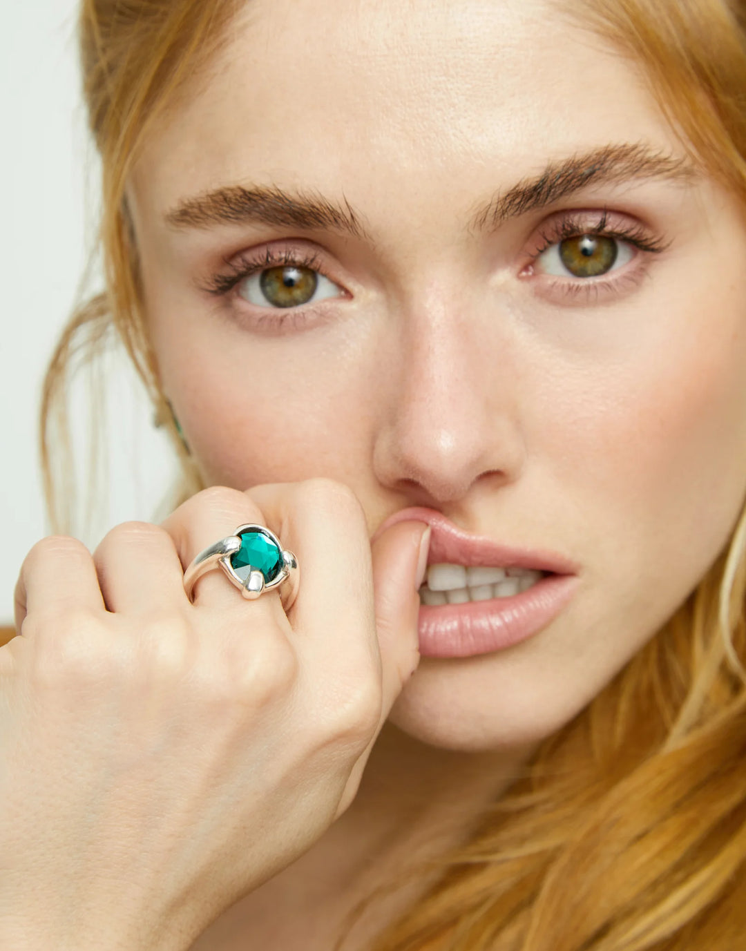 UNOde50 Ring with green oval faceted crystal